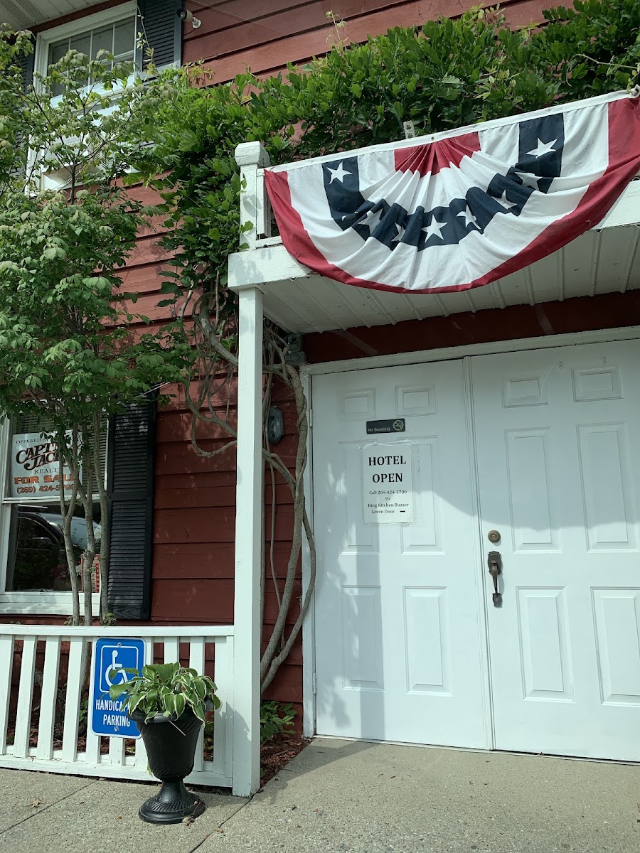 Capt'n Jack's Redwood Inn